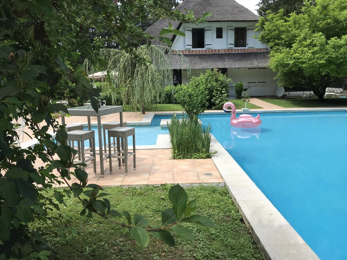 Hotel-Restaurant "Les Rochers" La Balme-de-Sillingy المظهر الخارجي الصورة